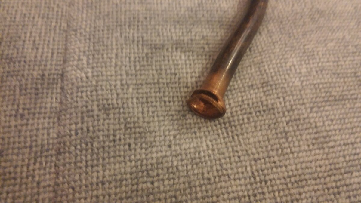 Вальцовка жидкостной трубки и так была сделана плохо, но её ещё и порвали, перетянув гайку.