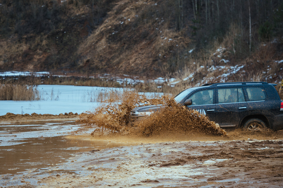 Вода, грязь и покрытое льдом дно. При этом – нешипованная резина!