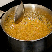 1.  2 чайные ложки сахара пережечь на маленькой сковородке, разбавить двумя столовыми ложками воды, вскипятить влить мед и перемешать до однородного состояния, затем снять с огня и дать остыть.