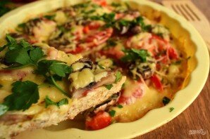 Подготовьте необходимые продукты. Куриную грудку нарежьте на кусочки, грибы и овощи помойте, лук очистите.Лук измельчите. Добавьте к мясу лук, яйца, специи (молотые паприка, белый и черный перец, кориандр, мускатный орех), соль, измельчите с помощью блендера. Вмешайте отруби.Выложите мясной фарш в силиконовую круглую форму для запекания, разровняйте. Или можете выложить в виде круглой лепешки на противень, выстланный пергаментом для выпечки. Запекайте в разогретой до 180°C духовке в течение 15 минут.Перец нарежьте тонкими брусочками, помидор — ломтиками, грибы — пластинками. Сыр натрите на мелкой терке.Смажьте готовый "корж" йогуртом и томатным соусом, выложите нарезанные овощи и грибы, сверху посыпьте сыром. Запекайте в духовке в течение 10-15 минут до румяной корочки сыра.Подавайте к столу. Приятного аппетита!
 