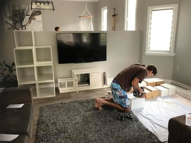 
 Когда плиты прибыли, для супругов началась игра "Сделай сам": нужно было собрать полки в виде кубов и разместить их в нужном порядке.