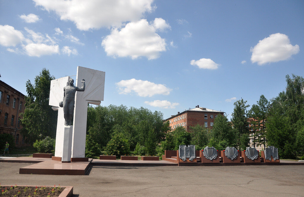 Этот памятник в прошлый раз мы как то не видели. В честь героев, окончивших данное учебное заведение.

