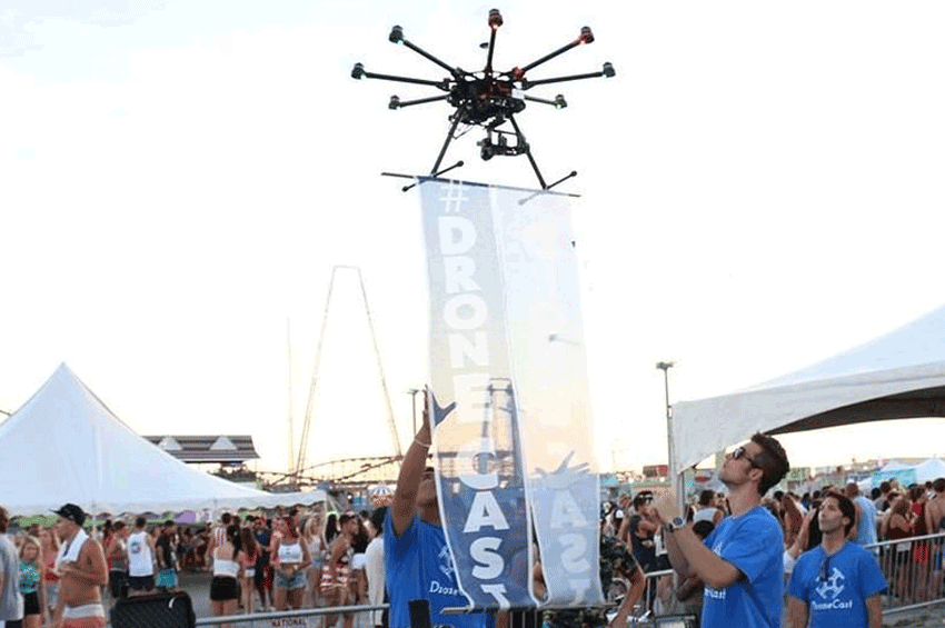 Сколько было дронов сегодня. Мужчина запускает дрон. Оператор бпла. Сколько было дронов сегодня. Drone swarm дроны.