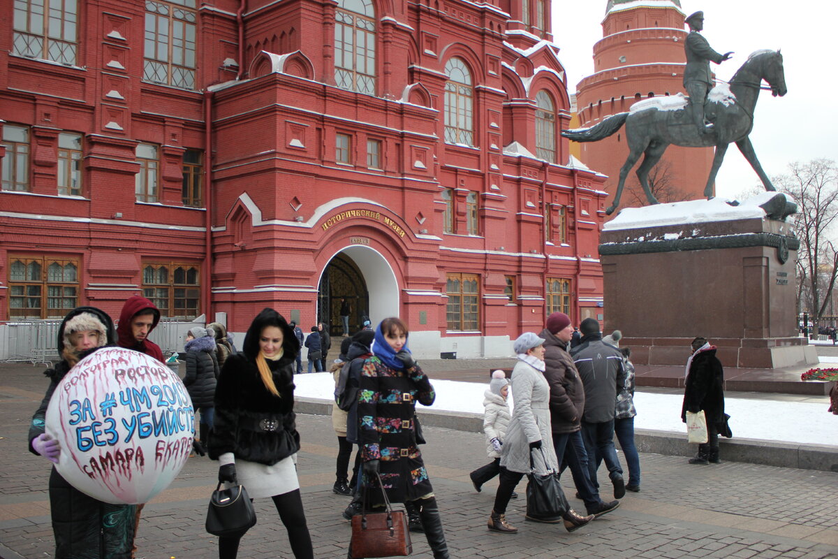 Перед чемпионатом. Акция на Манежной 2010. Звери на Манежной. Подслушано на Манежной. Фото Антона на Манежской площади.