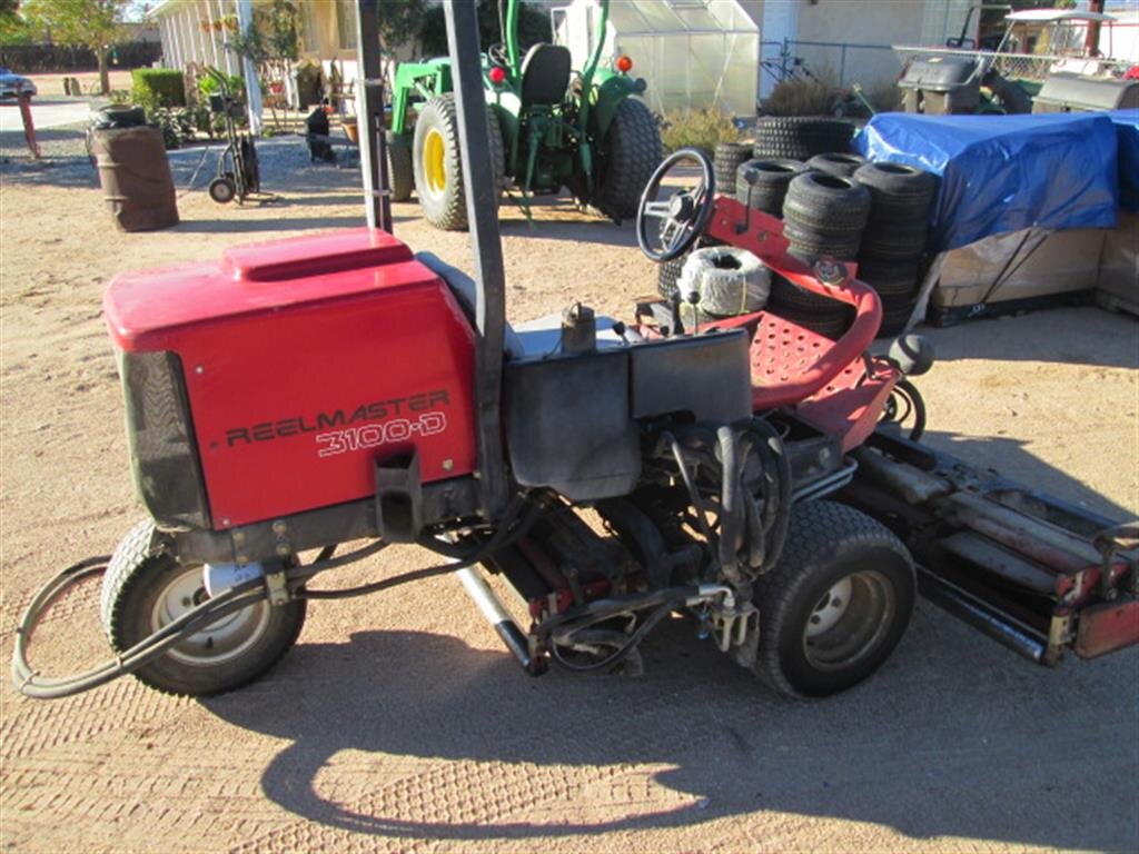 Toro Triplex 3100 - мощная профессиональная газонокосилка с несколькими барабанами.