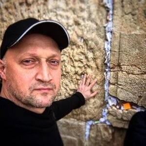 Фонд Гоши Куценко «Шаг вместе» помогает детям с диагнозом ДЦП. Актер основал фонд в 2011 году и с тех пор два раза в год устраивает благотворительные концерты, на которые приглашает своих подопечных и звездных друзей.