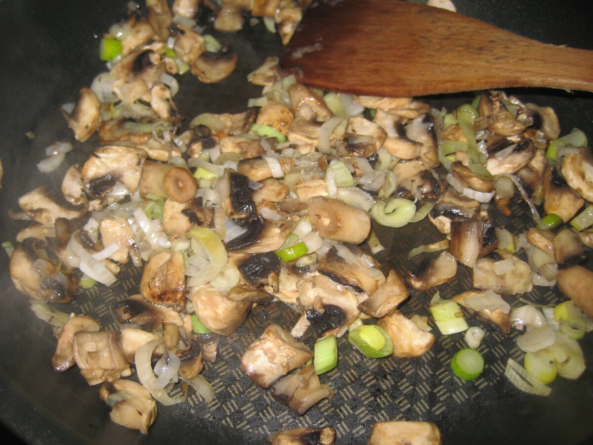 Чтобв пожарить вкусные грибы, надо знать несколько не хитрых секретов. Я расскажу вам, как пожарить вкусные грибы.