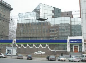 ПАО «БАНК УРАЛСИБ» занял 17 место по объему активов в списке крупнейших российских банков, согласно рэнкингу «Интерфакс-100», подготовленному Интерфакс-ЦЭА по итогам 2017 года. Объем активов по итогам года достиг 521,6 млрд рублей, сообщили в пресс-службе кредитной организации.