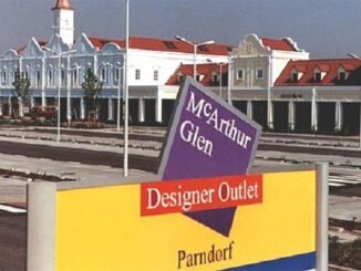 Центр McArthur Glen Designer Outlet в Парндорфе (Бургенланд) существует уже 20 лет. Почти шесть миллионов клиентов посетили Центр за последний финансовый год, большая часть из которых из Австрии, Венгрии, Словакии, а также других стран Европы. 
С момента своего открытия в 1998 году Outlet в Парндорфе стал крупнейшим в Центральной Европе. С момента его открытия его посетили около шестидесяти миллионов человек. Если вы прогуляетесь по Центру вы услышите большое разнообразие языков его посетителей. Несмотря на то, что большую часть клиентов Центра составляют австрийцы, количество посетителей из других стран стремительно растет. «Самый большой рост показывают клиенты из Китая, России, Кореи, Индии, Израиля, Украины», — говорит управляющий Центром Mario Schwann.
В настоящее время торговая площадь Центра соответствует площади пяти футбольных полей (около 35 тысяч квадратных метров) — это самый большой Outlet в Центральной Европе, в котором расположено более 160 бутиков всемирно известных брендов Prada, Armani, Bally, Gucci, Nike, Adidas, Guess, Diesel и т.д., многочисленные кафе, рестораны, детская площадка, а также бесплатная парковка. 