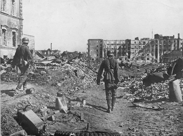 Немецкие пехотинцы среди руин разрушенного Сталинграда.