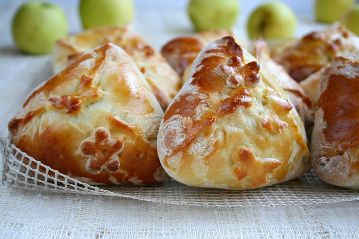 Пирожки с яблоками из дрожжевого теста в духовке рецепт с фото пошагово