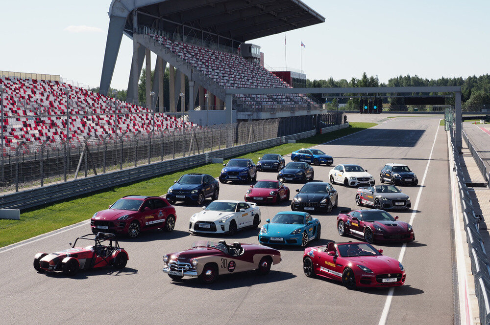   На  этой фотографии Mercedes-AMG E63 ещё не сломался. На Shortcut мне  поездить не удалось, а вот на реплике ГАЗ М20 «Победа Спорт» по дорогам  вокруг трассы Moscow Raceway я прохватил. Но к этой машине мы ещё  вернёмся для более подробного разговора.  