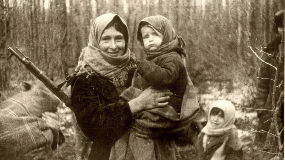 Портрет советской партизанки с ребенком на руках