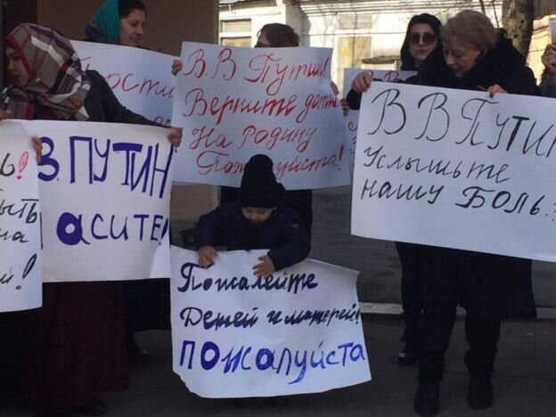 Image captionАкция, устроенная родственниками женщин, находящихся в иракских тюрьмах