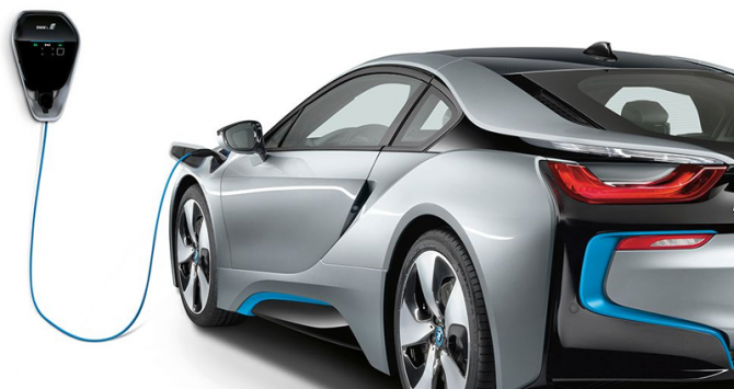 BMW i8 на зарядке