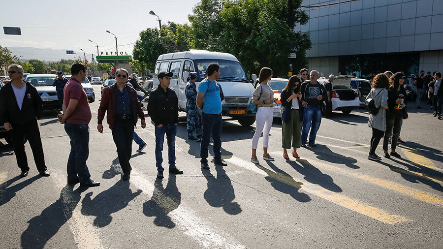 Армянские антиправительственные протестующие блокируют дорогу в Ереване, Армения. 2 мая 2018. © Глеб Гаранич / Reuters