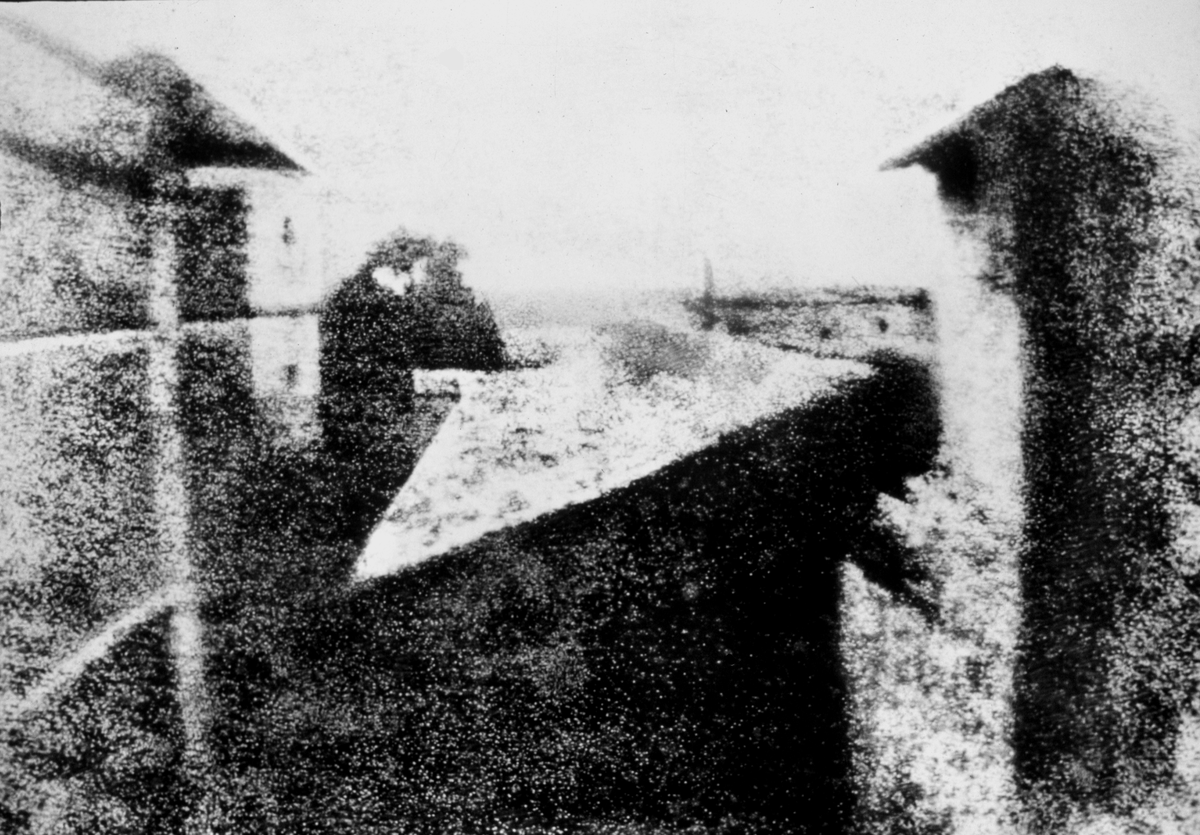 «Вид из окна в Ле Гра» - первая в мире фотография, дошедшая до наших дней.