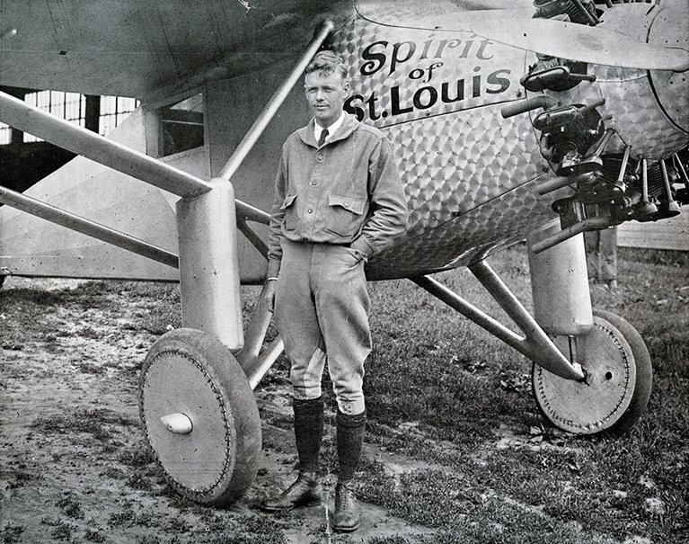 Чарльз Линдберг на фоне своего одноместного самолета Spirit of St. Louis в Сент-Луис, штат Миссури, США, 11 мая 1927 г. Источник: www.timeandnavigation.si.edu