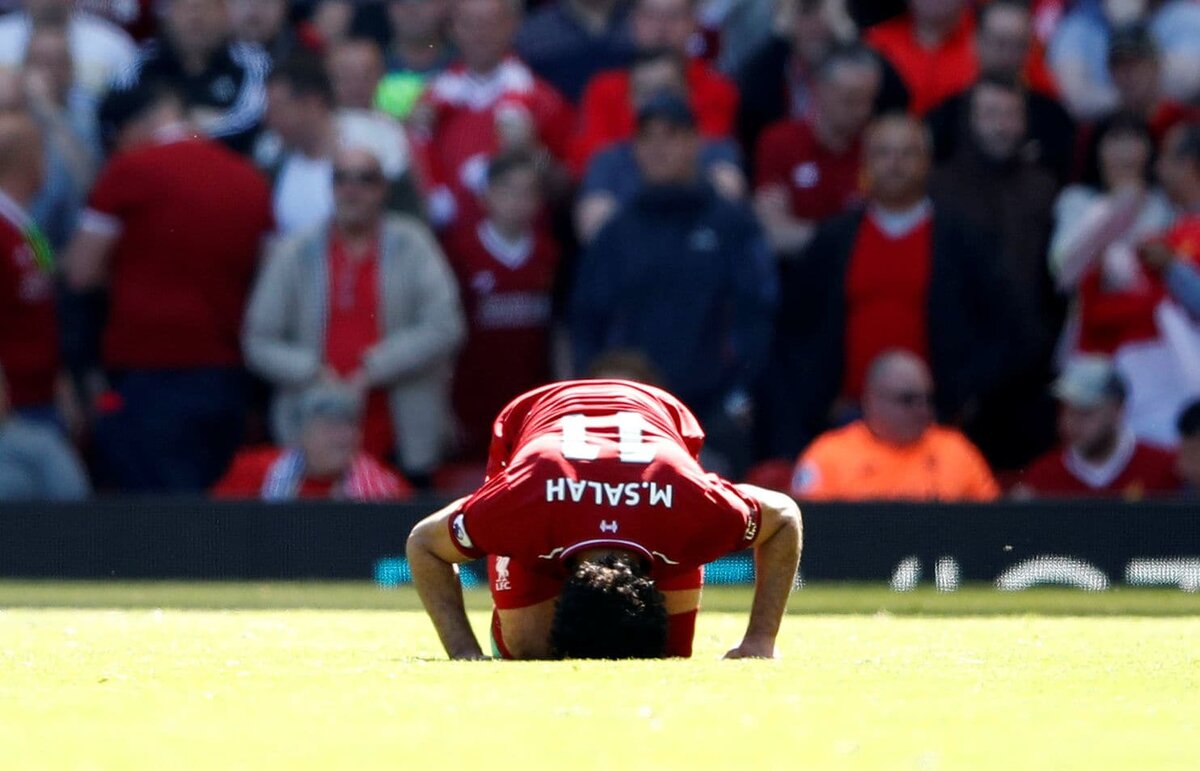 
Салах кланяется головой в молитве после того, как забил. Он закончил сезон Премьер-лиги с рекордными 32 голами в 38 матчах. (Карл Рекин / Действие Изображения / Reuters)"Он вроде как Связной"