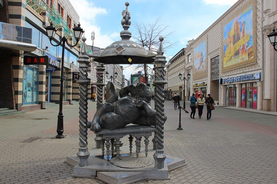 Пешеходная улица Баумана и знаменитый казанский кот, символ города. Фото из интернета