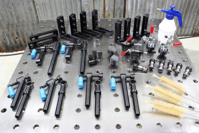 Монтажный сварочный стол, отличается от предыдущих моделей формой и устройством столешницы. Вместо продольных стальных профильных лаг на поверхности столешницы вваривают несколько десятков трубчатых гнезд для установки и фиксации струбцин;
