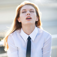 Лондон — Мы знаем, что болезни обычно причиняют боль и страдание. Но болезнь, которой болеет 28-летняя жительница Лондона Ellie Allen, доставляет ей.. удовольствие. Называется она «Синдром постоянного сексуального возбуждения» ( англ. — Psas ). Этот синдром проявляется в нескончаемой череде оргазмов. Думаете ей можно позавидовать? Вряд ли. Оргазмы повторяются каждые 6 минут ( т.е. около 250 раз в день ). Ellie вынуждена испытывать оргазмы по пути на работу, в автобусах, в магазине и т.д. Внезапные оргазмы у неё вызывают случайные прикосновения людей в толпе или в транспорте, вибрация лифта или эскалатора, и даже звонки телефона. К сожалению, такая жизнь — это её судьба, — синдром постоянного сексуального возбуждения не излечим.