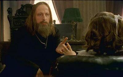 Кадр из фильма "Заговор" (2007) с Иваном Охлобыстиным в главной роли. Это был первый фильм, где была показана версия об английском следе в убийстве Распутина. Мало того - была ясно показана тема гомосексуальной связи между князем Юсуповым и великим князем Дмитрием (мало того - в "Григорий Р." оттуда был взят всё тот же исполнитель роли князя Феликса - Владимир Кошевой: актёр попросился сам, чтобы, по его собственному выражению, "доиграть" роль Юсупова). 