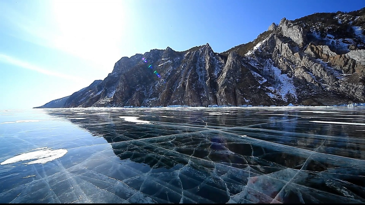 На Байкале очень красивая природа . Невероятные пейзажи .