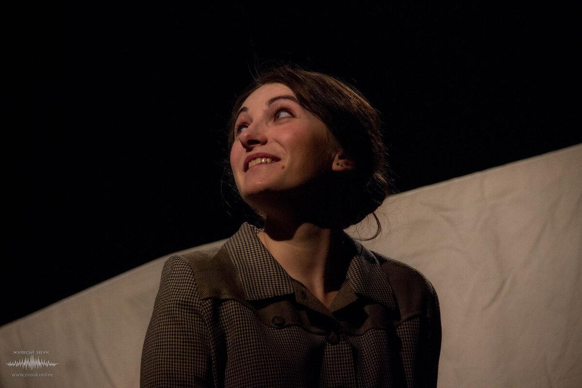 Спектакль "Город на заре" по пьесе А.Арбузова. Режиссер - Игорь Болдышев. Я - Оксана, девушка с московского электрозавода :)