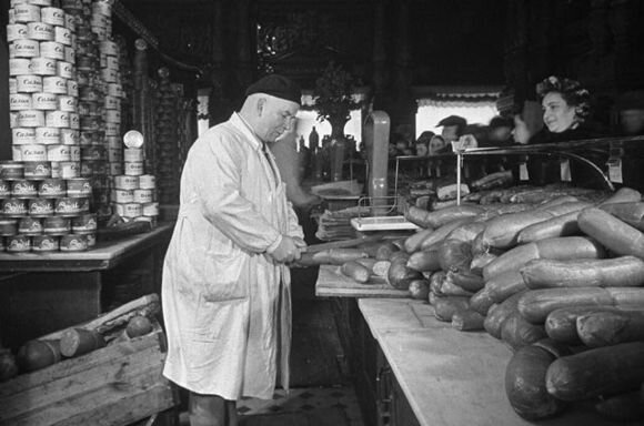 Продажа колбасных изделий в Елисеевском магазине в Москве. 1952 г. © / Анатолий Гаранин / РИА Новости