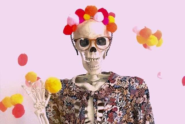  Типичные фото современных модниц решил воссоздать … скелет. И у него это неплохо получается!