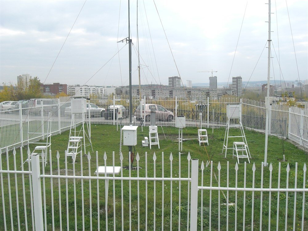 Пример метеорологической станции, где происходят наблюдения за метеовеличинами  