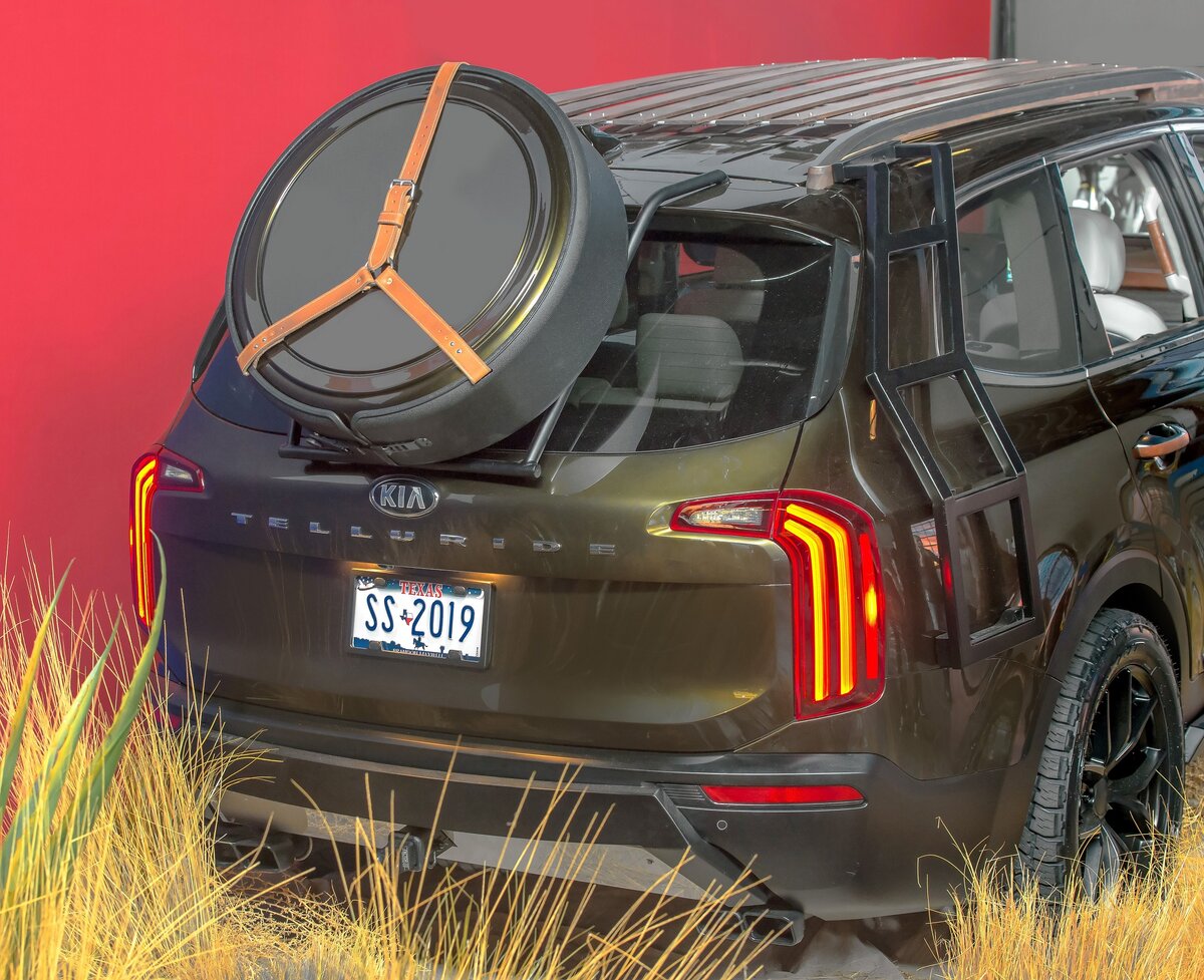 Сразу 2 логотипа сзади - Киа и Мерседес... Как дизайнеры умудрились установить запаску на стекле?!