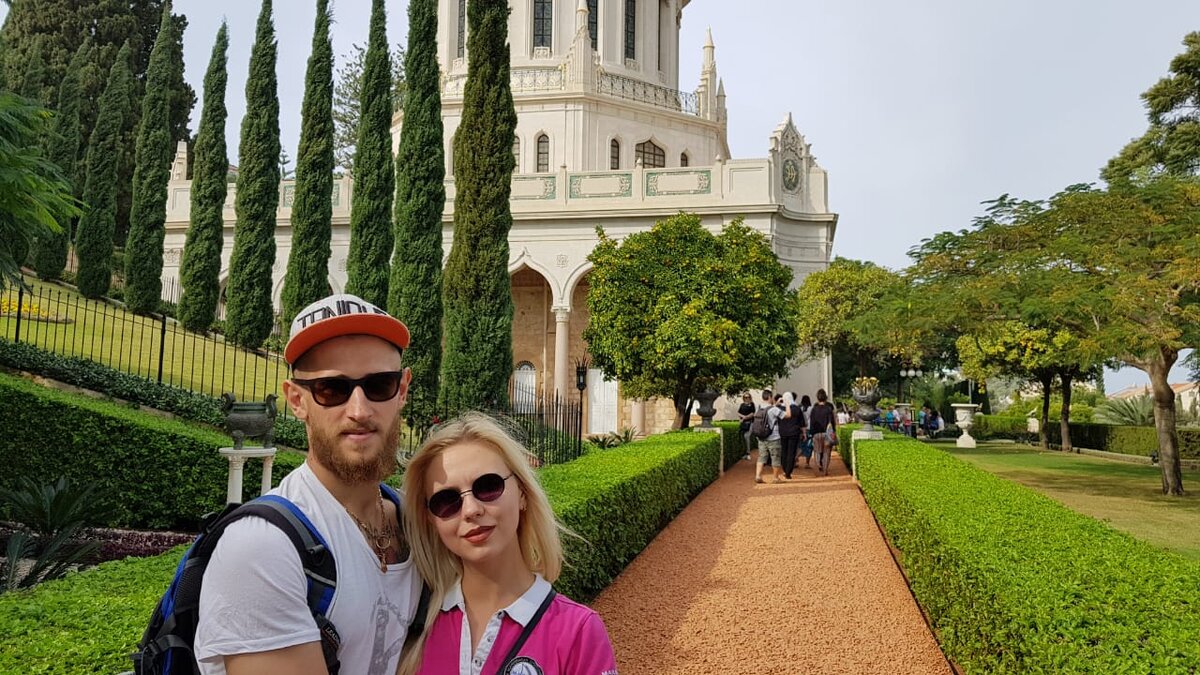 Вера Бахаи зародилась в середине XIX века и в настоящее время объединяет свыше 5 млн . чел., последователей в 188 странах и на 45 зависимых территориях. Это представители 2112 наций и народностей, выходцев из всех социальных слоёв и культур. Священные писания Веры Бахаи переведены на 802 языка. По географической распространённости (странах присутствия) Вера Бахаи — вторая в мире. Учения бахаи фокусируются на единстве Бога, единстве религии и единстве человечества.