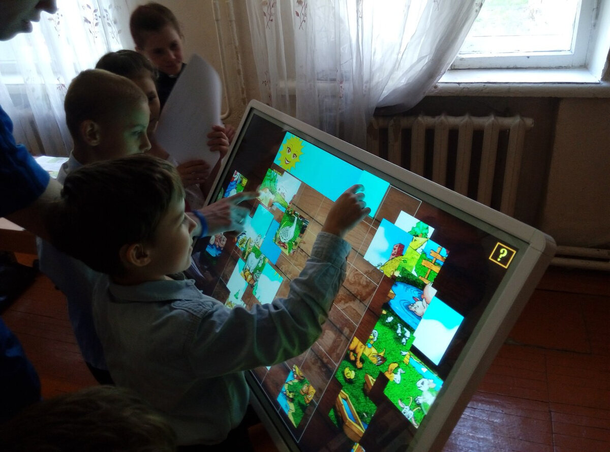 Интерактивные демонстрации. Интерактивная панель Votum 32. Интерактивная сенсорная панель для детей. Интерактивный экран для детей. Интерактивное оборудование для детского сада.
