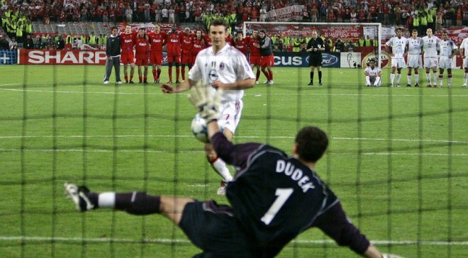 Нападающий итальянского Милана, Андрей Шевченко не забивает решающий пенальти в ворота английского Ливерпуля