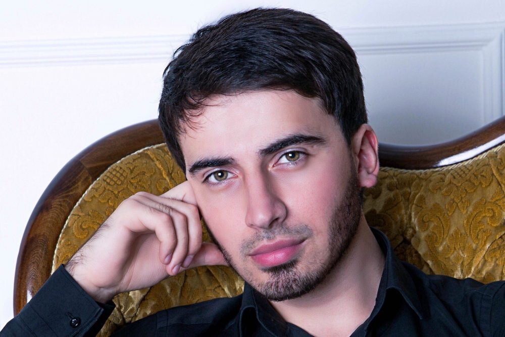 Если вы не знаете дедушку Сталинбека, то просто не подписаны на страничку Алима Азизова в «Инстаграме». Есть у него там и знаменитая бабушка. В роли обоих, кстати, он сам. Удивительно, но с бабкой Реввы его еще никто не сравнивал. А вот со сходством с Максимом Галкиным, говорит, уже достали. И пока массовая истерия вокруг отмены концерта Крида поутихла, мы с Алимом поговорим о дагестанском шоу-бизнесе и роликах в соцсетях.