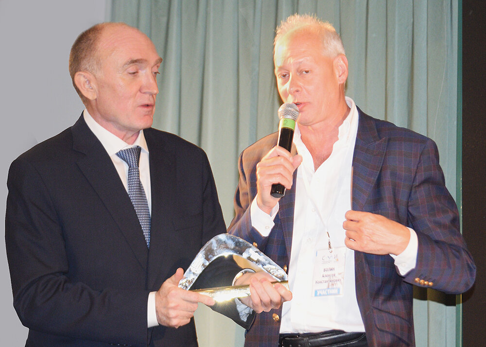 Губернатор Челябинской области Борис Дубровский вручает Алексею Волину символ мероприятия - бумеранг