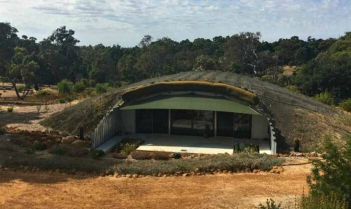 Мужчина построил дом, напоминающий туннель.