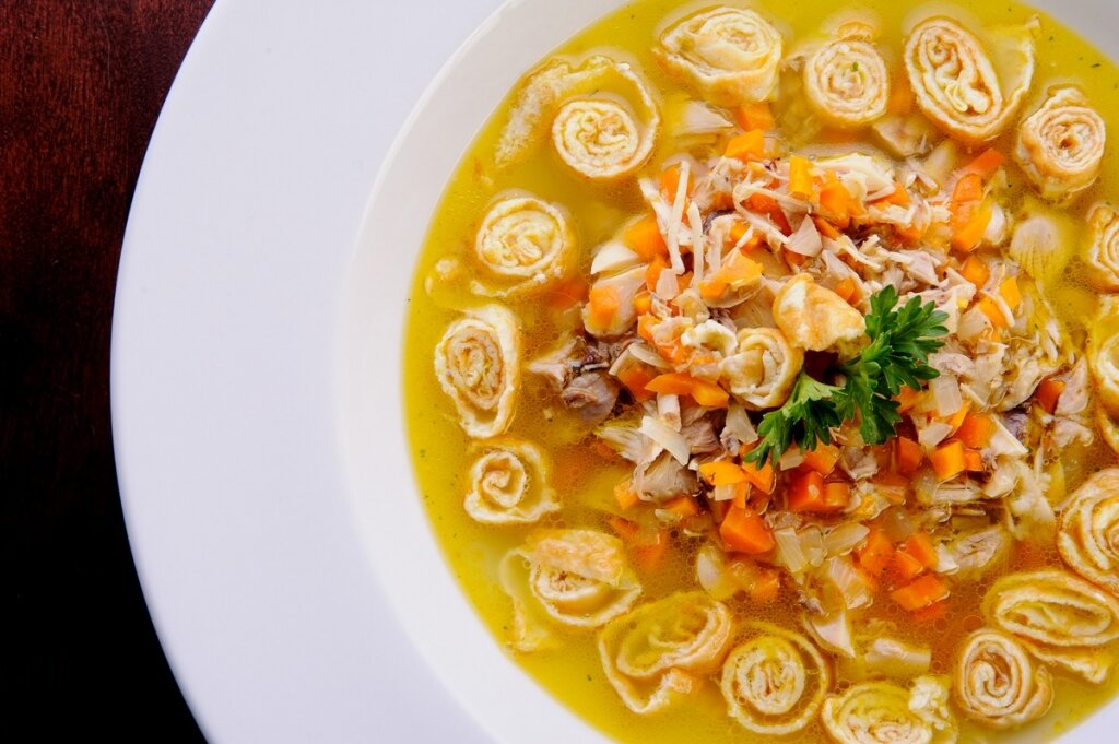 Интересно, что бульон с блинчиками часто используется в качестве горячей закуски, а не первого, как мы говорим, блюда. Такой бульон, действительно,  обладает сокогонным эффектом и возбуждает аппетит. После употребления бульона с блинчиками  совершенно естественно приступить к поеданию венского шницеля с зеленым салатом и закончить яблочным штруделем с кофе и мороженым.