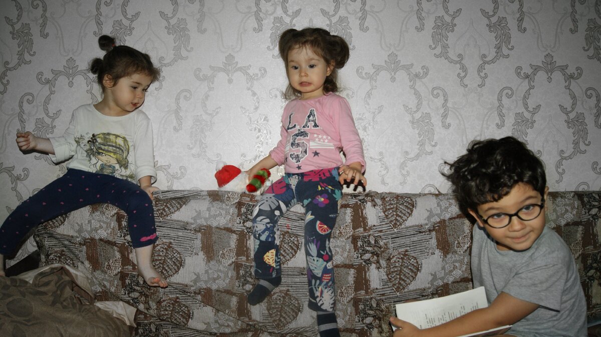 Каждый занят чем-то своим и мешать им нельзя, интересы пока не совпадают.