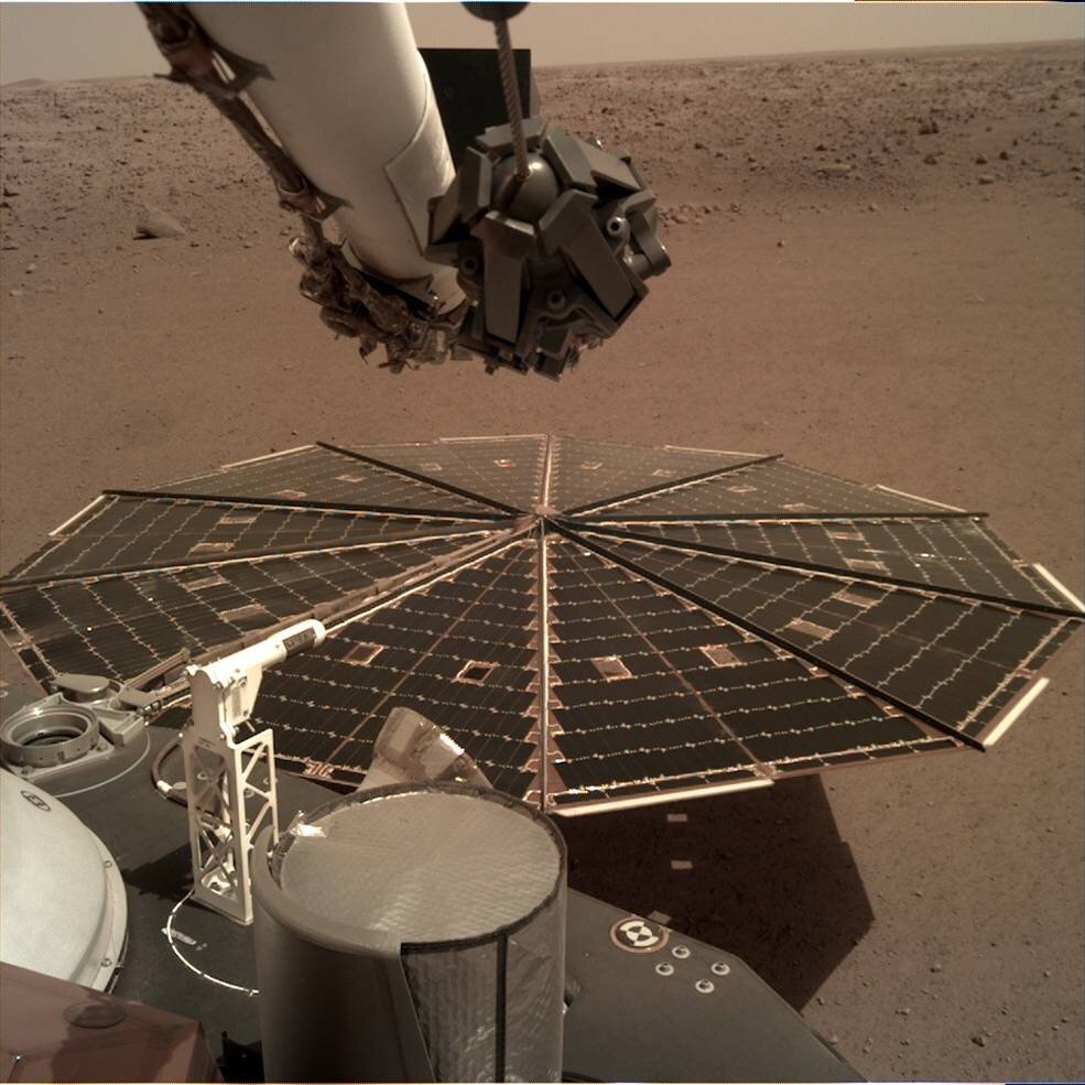 Фото одной из двух солнечных панелей Mars InSight шириной 7 футов (2,2 метра), полученное с помощью камеры (IDC), закрепленой на  роботизированной руке Mars InSight.    
 Foto NASA/ JPL-Caltech