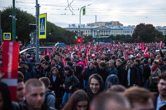 Один из несогласованных митингов в Петербурге. Фото ВК-группа "Команда Навального" 