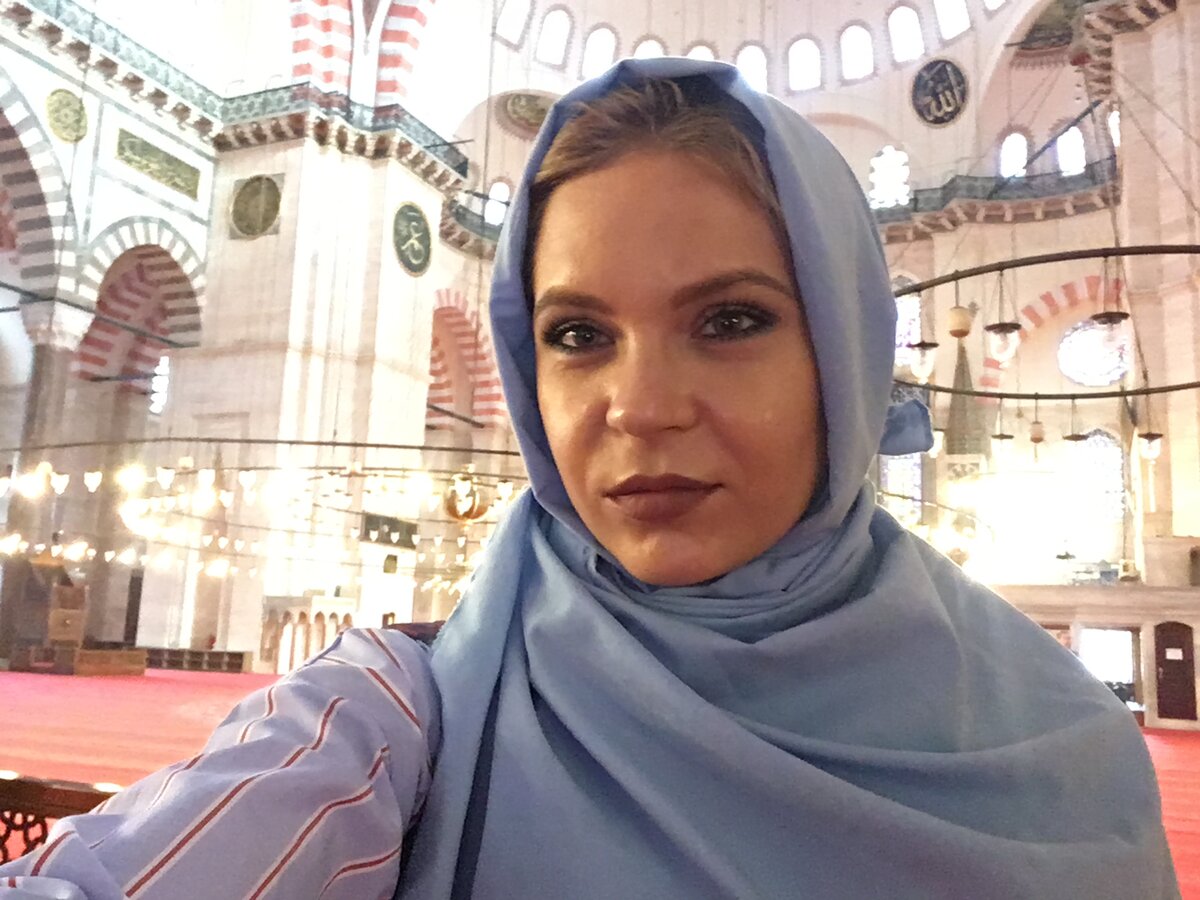 Русская турчанка(я) в мечети Стамбула 