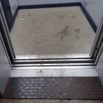 При выходи из кабины лифта обратите внимание на вертикальную центровку кабины лифта. Расстояние между уровнем порога дверей кабины и уровнем порога  дверей шахты, после автоматической остановки кабины должно быть не более 50 мм. Лифтовое оборудование довольно дорого, и некоторые жители считают, что в случае кражи двигателя или пожара в кабине, управляющая компания приобретет новое оборудование без задержек. Для таких граждан, хочется напомнить, что капитальным ремонтом занимается региональный оператор, розыском украденного двигателя займутся правоохранительные органы. Управляющая компания, как правило, занимает выжидательную позицию, а собственники в этот период вынужденны подниматься в квартиру по лестнице.