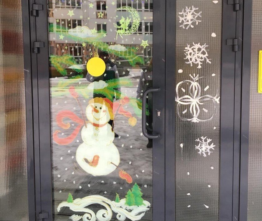  Фото: оформленная жителями парадная в ЖК «Янила Кантри» 