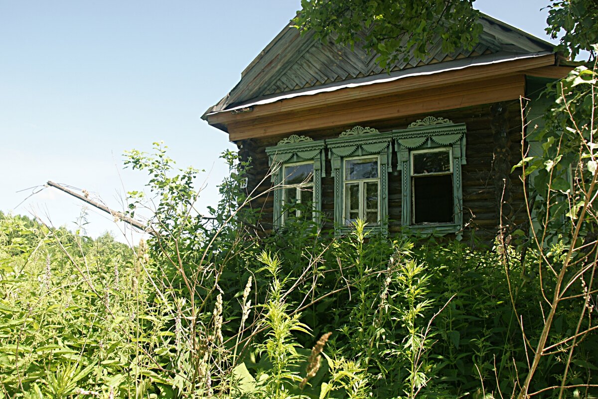 Фото из моих личных архивов (в этом доме на краю нашей деревни раньше колдун жил)