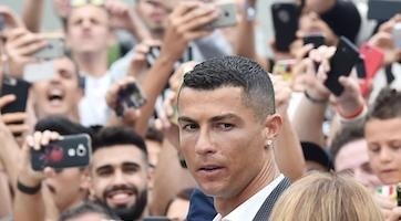 Полиция Лас-Вегаса выдала ордер на получение ДНК Роналду, чтобы выяснить, совпадает ли она с найденной ДНК на платье Кэтрин Майорги.
