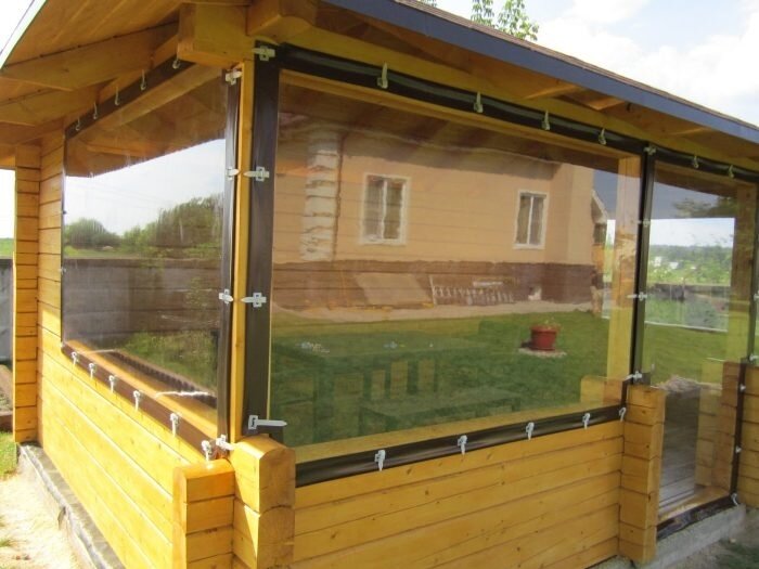  ПВХ-пленка завоевала популярность не только благодаря своей ценовой доступности, но и по ряду качеств, таких как: