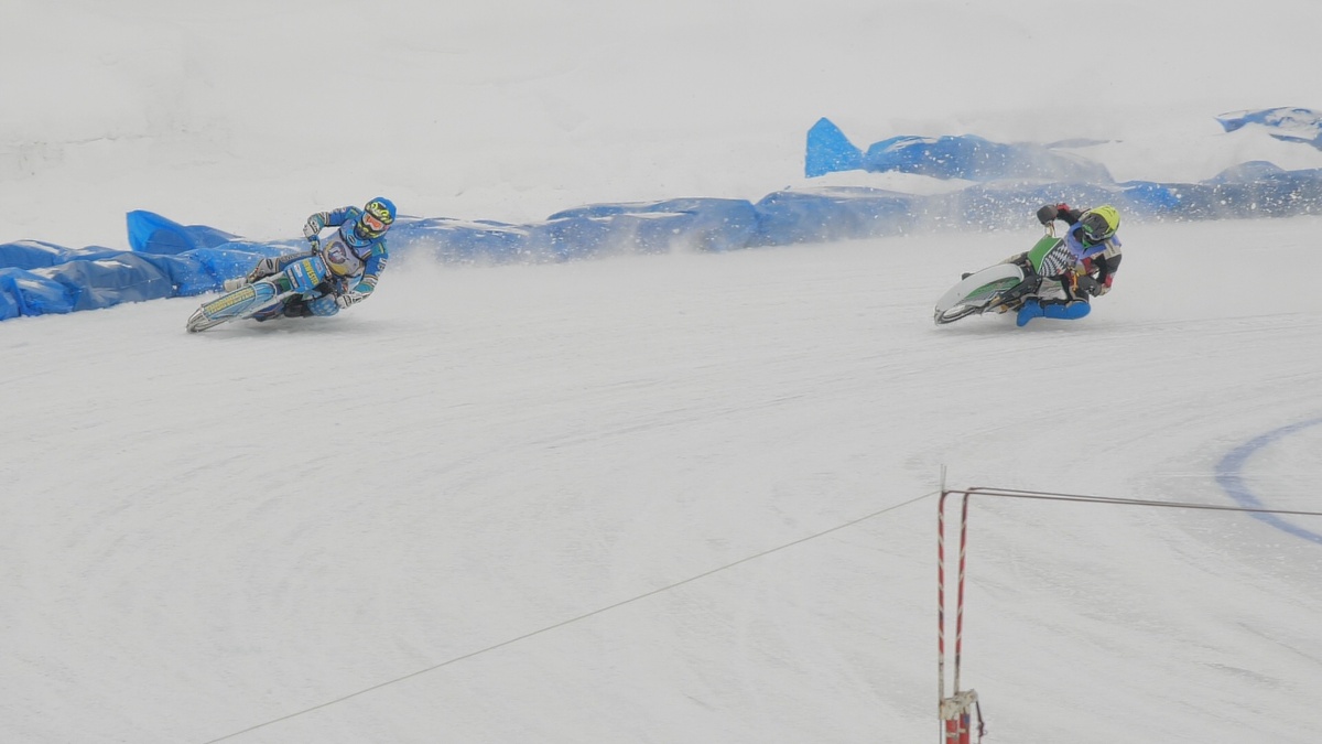Несмотря на то, что параллельно уфимским соревнованиям проходил личный Чемпионат мира, где собрались сильнейшие мотогонщики, в столице Башкирии трибуны тоже были заполнены.